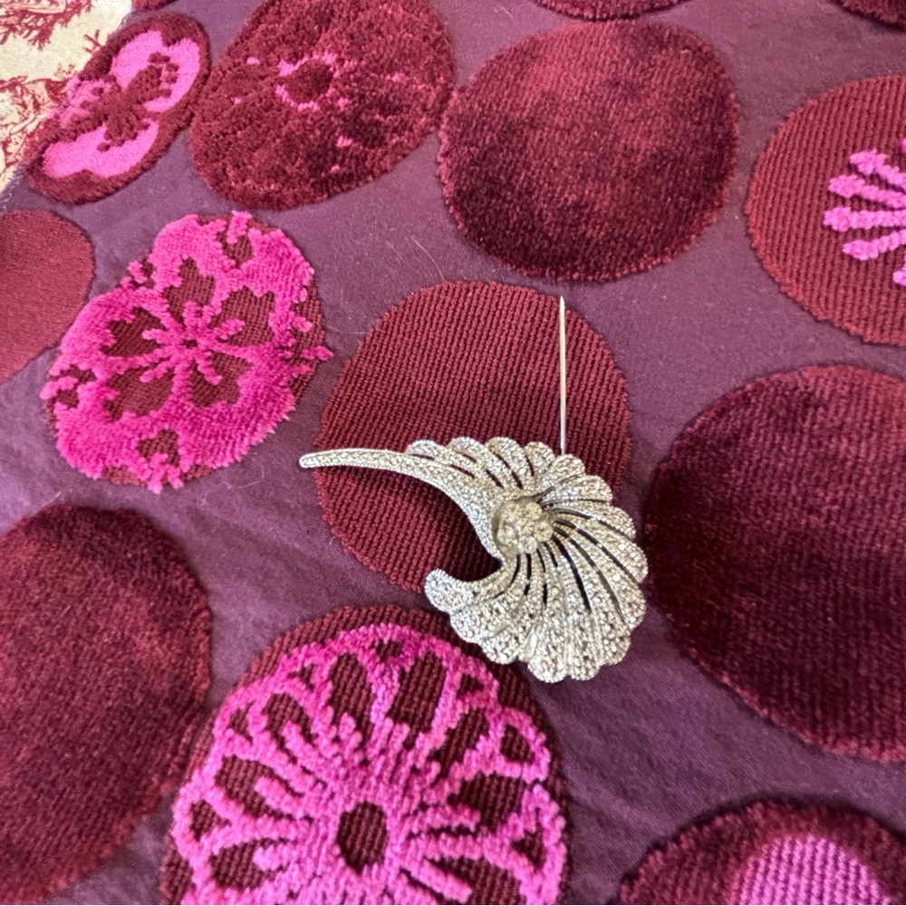 Elegant Silver Feather Brooch with Intricate Detailing - Picture 6 of 8